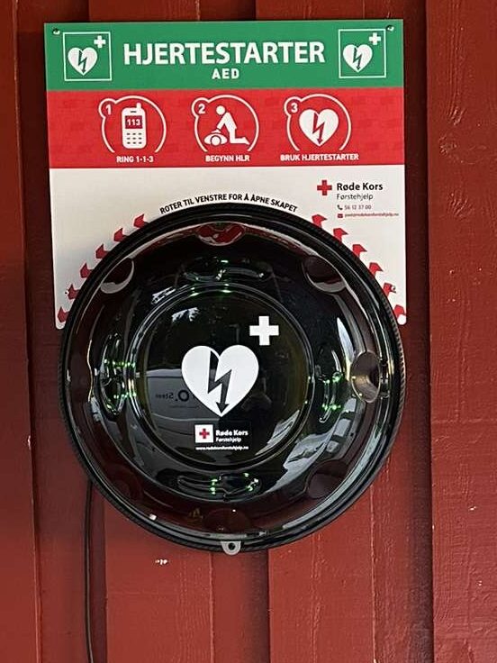Livreddende hjertestarter montert utenfor Røde Kors huset