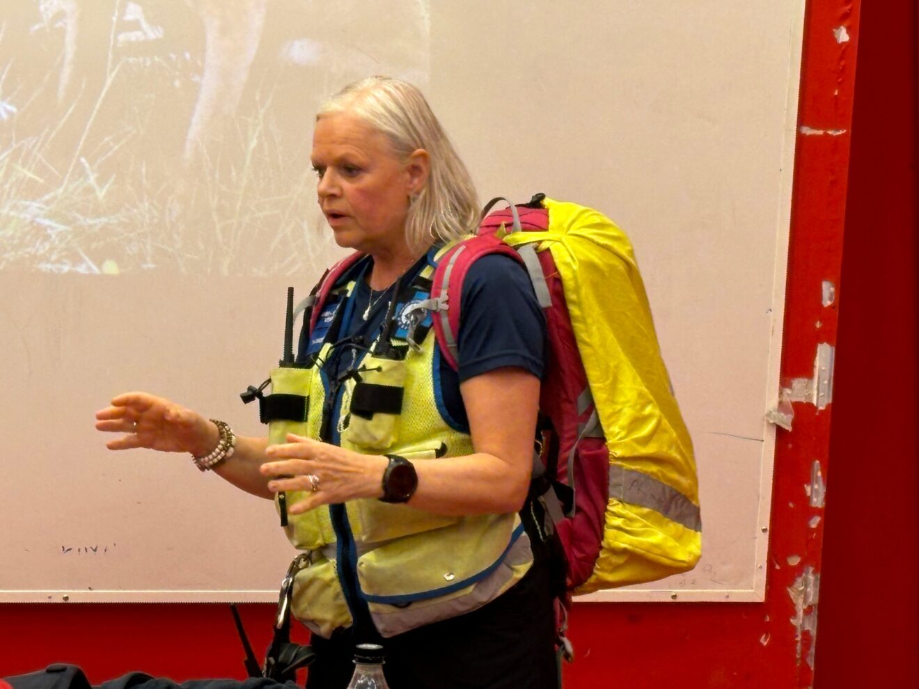 Hjelpekorpset: fikk besøk av hundeførere fra Norske Redningshunder
