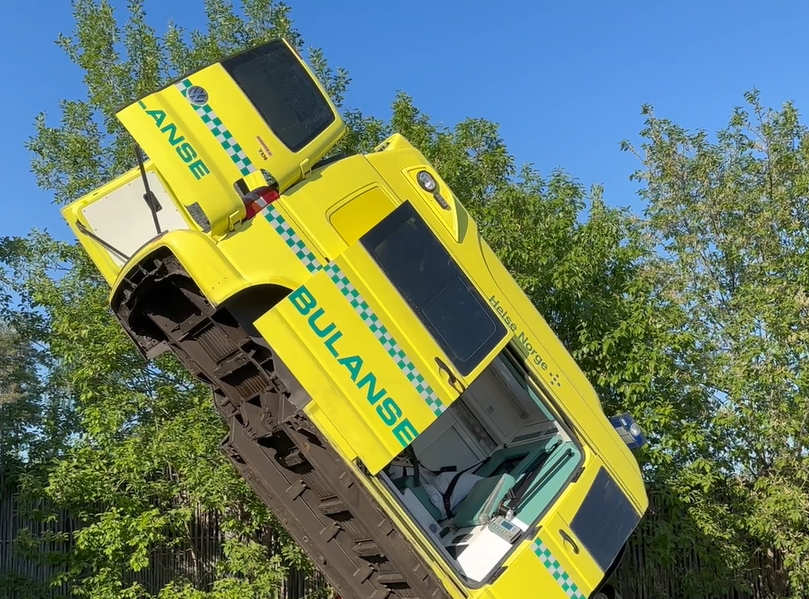 Hjelpekorpset: Viktig lærdom om trafikksikkerhet - fikk prøve spesiallaget simulator for ambulansetjenesten